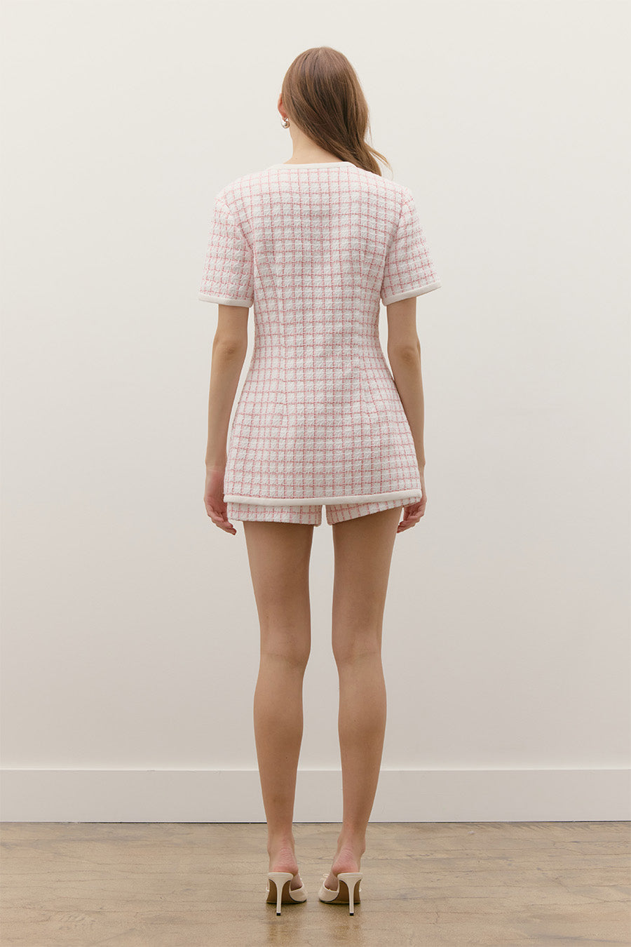 Made from a textured tweed fabric, this blazer jacket offers a balance of comfort, durability, and timeless sophistication. It pairs effortlessly with matching tweed shorts, skirts, or tailored trousers, making it a versatile piece for office wear, brunch outfits, or chic casual looks.