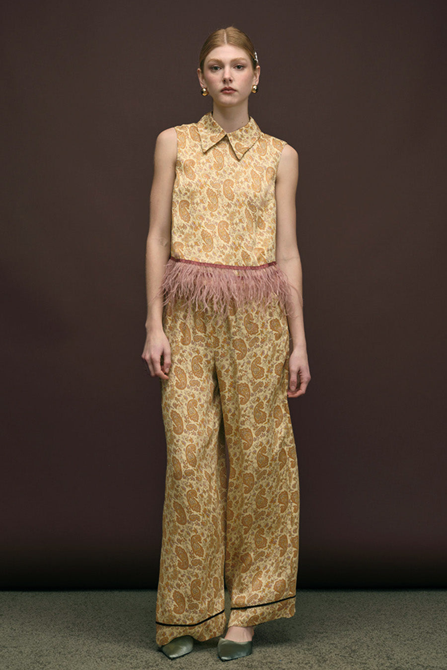 This sleeveless jacquard top is crafted in an opulent gold-toned paisley weave, exuding refined elegance with a couture sensibility.