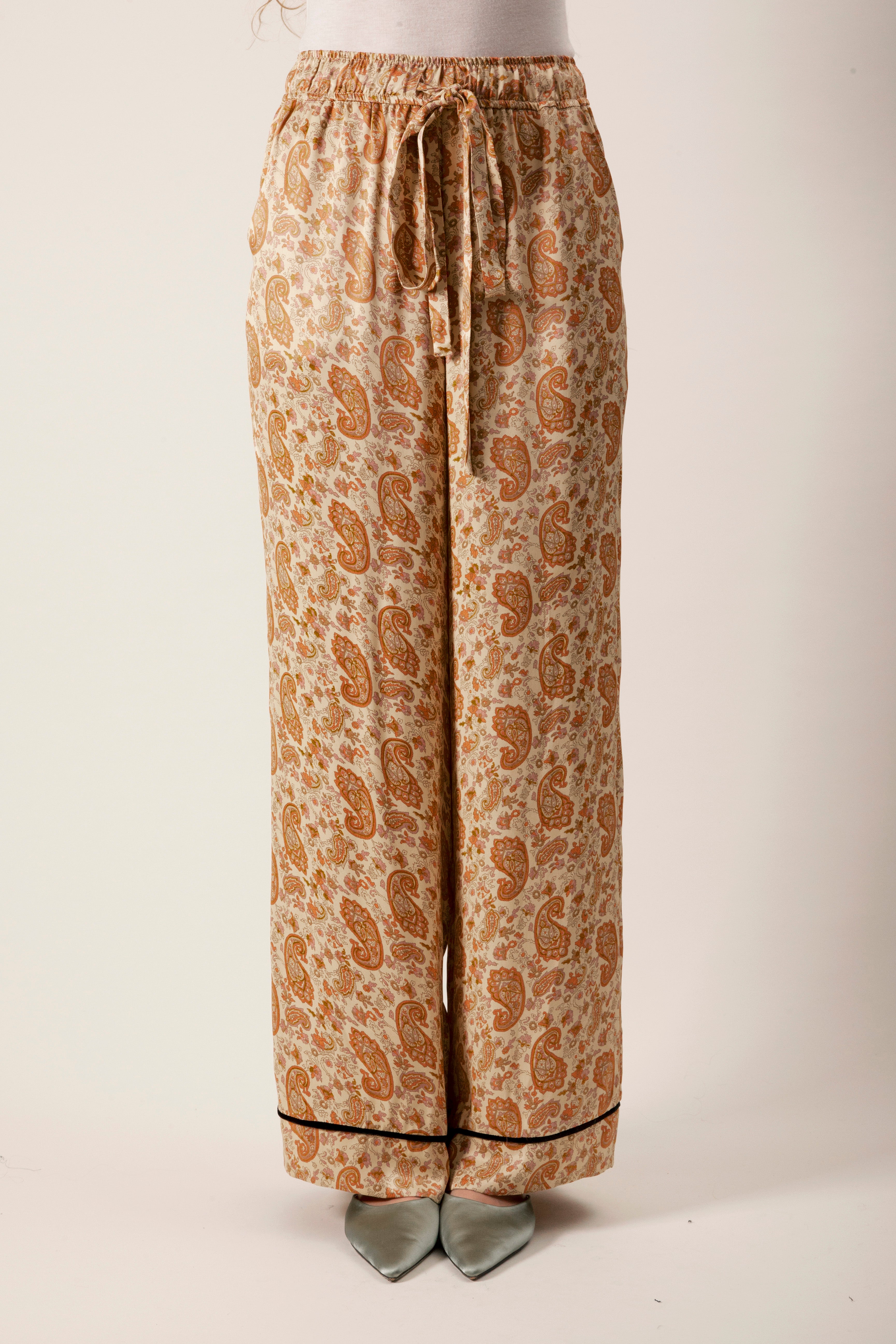 Effortlessly relaxed and stylish, these paisley print wide-leg pants are designed for comfort-driven elegance.