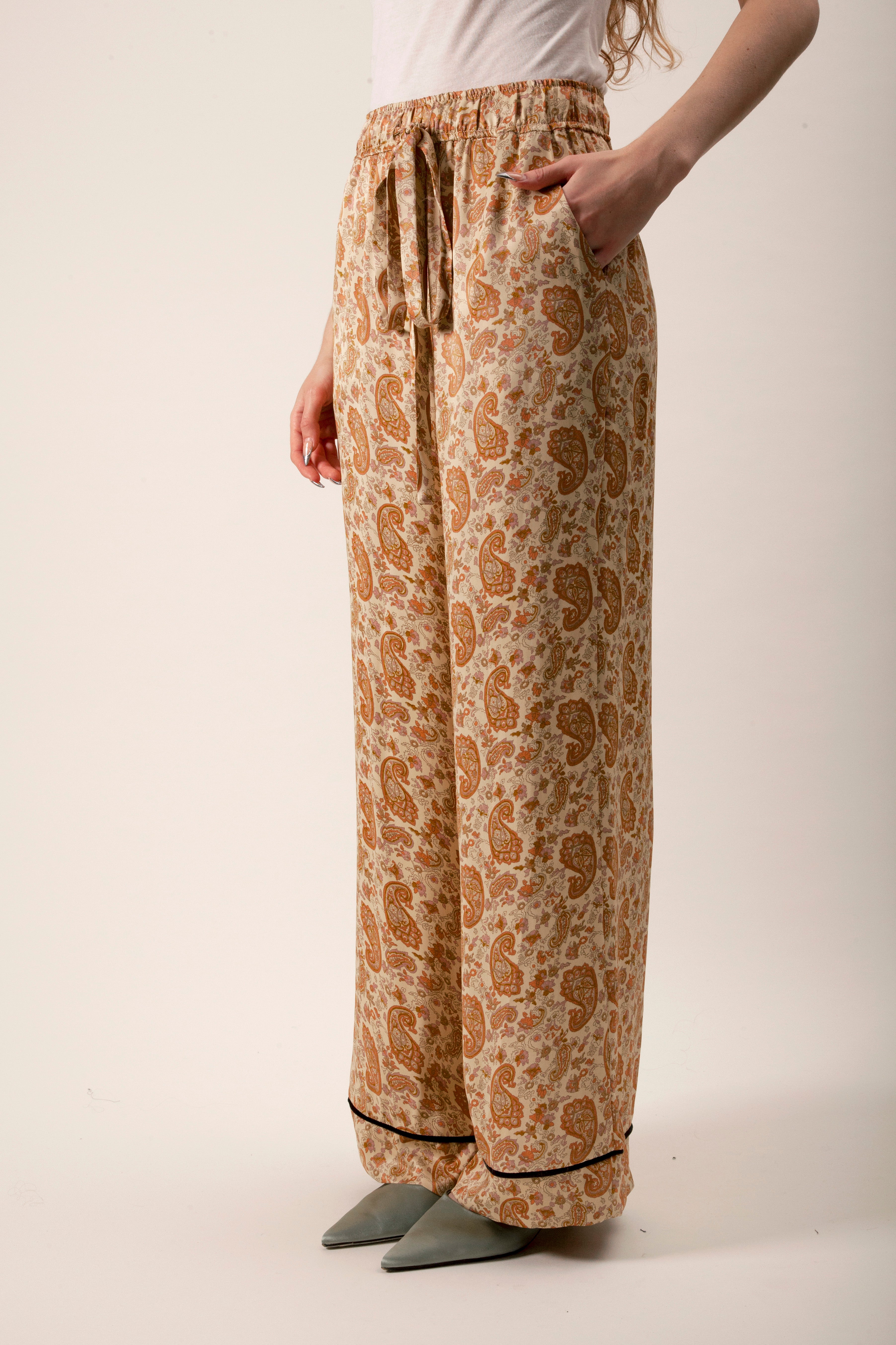 Crafted from a lightweight woven fabric, the pants feature an all-over warm-toned paisley pattern that adds a timeless, bohemian-inspired touch.