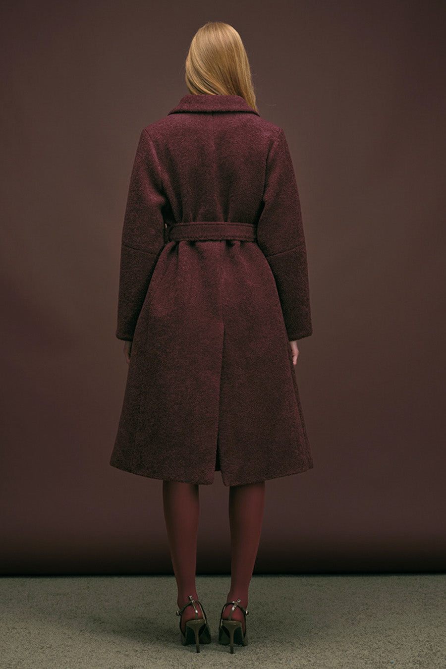 Perfect for both formal and everyday wear, this belted coat adds refined polish to any wardrobe.