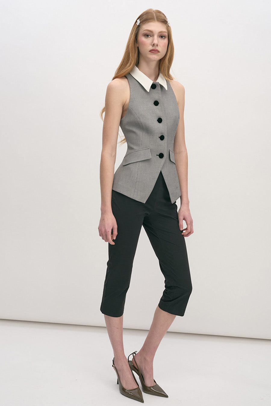 Crafted in a classic grey tone, this piece transitions effortlessly from day to evening with confident ease.