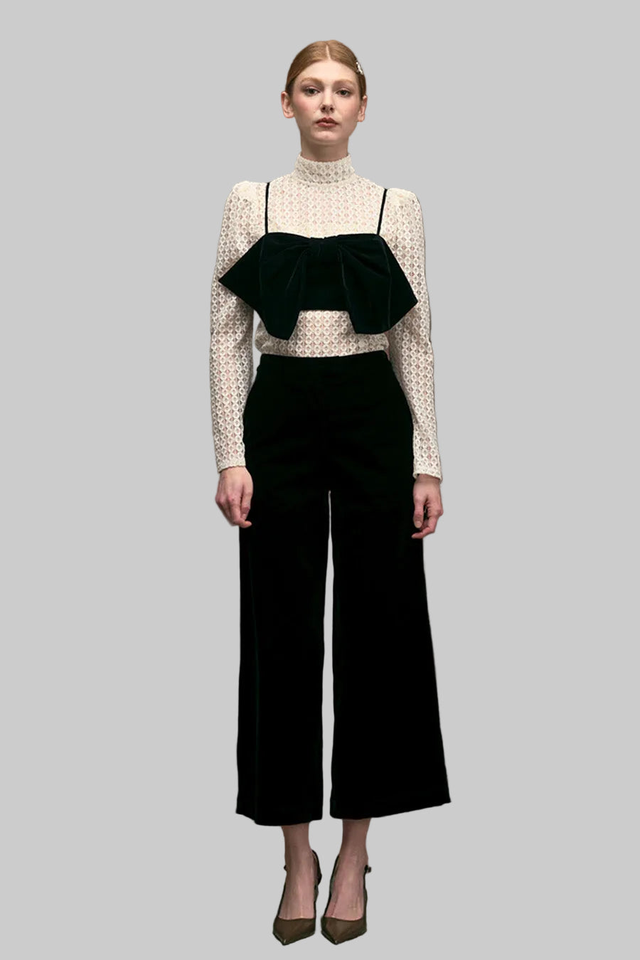 These high-waisted wide-leg pants are a timeless wardrobe essential designed for effortless elegance and versatility.