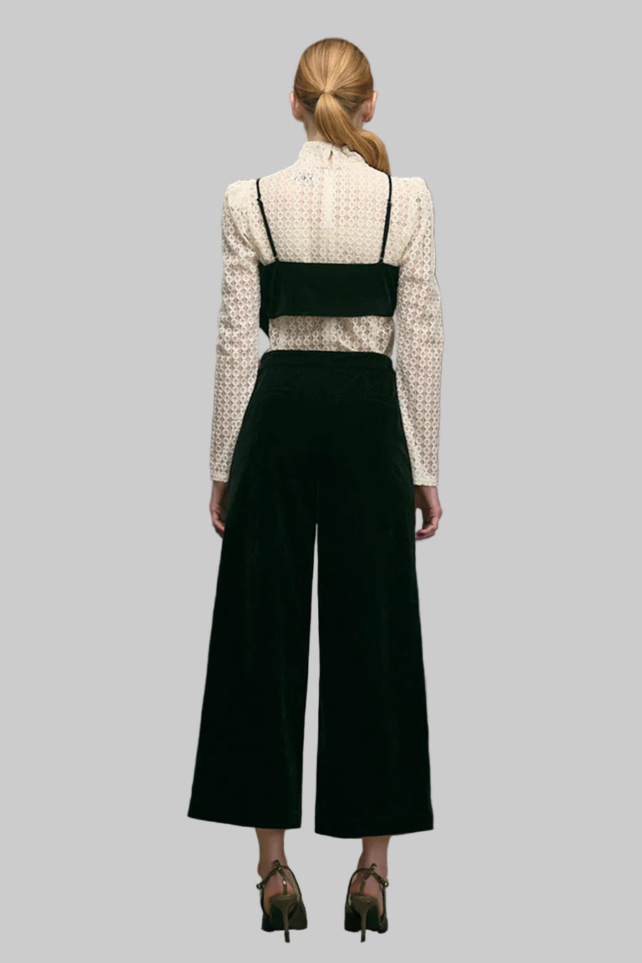 The minimalist design makes these pants ideal for both professional and casual styling. The full-length cut elongates the legs, while the structured yet fluid fabric ensures a polished look throughout the day.