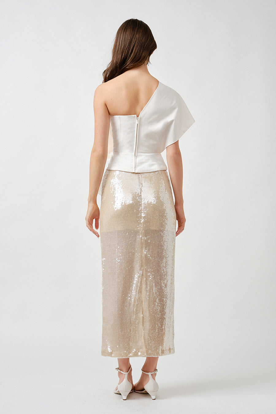 Effortlessly striking, this piece transitions seamlessly from elevated daytime styling to sophisticated evening wear.